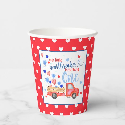 Onze kleine hartbreker draait één papierbeker om papieren bekers (Achterkant)