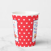 Onze kleine hartbreker draait één papierbeker om papieren bekers (Links)