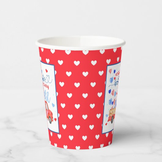 Onze kleine hartbreker draait één papierbeker om papieren bekers (Links)