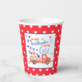 Onze kleine hartbreker draait één papierbeker om papieren bekers (Voorkant)