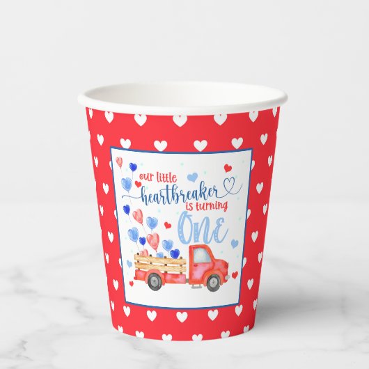 Onze kleine hartbreker draait één papierbeker om papieren bekers (Voorkant)