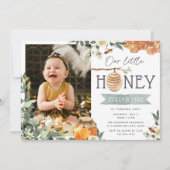 Onze kleine honing | Bee Theme Foto Birthday Party Kaart (Voorkant)