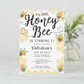 Onze kleine honing bij 1e verjaardag feestuitnodig kaart (Staand voorkant)