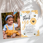 Onze kleine honing | Foto van eerste verjaardag Bedankkaart<br><div class="desc">Het is de eerste verjaardag van je kleine honingbij - show je waardering met deze lieve, stijlvolle bedankjes! Maak het extra speciaal met een foto van je hommel cutie, moderne dank je sjabloon, en boho afbeeldingen bijen, honingraat, en korven. Bedankt vrienden en familie voor het meedoen aan de bruisende viering!...</div>