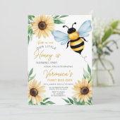 Onze kleine honing verandert een bijenverjaardagsf kaart (Staand voorkant)