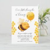 Onze kleine honingbij wordt één verjaardag kaart (Staand voorkant)