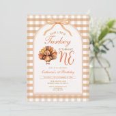 Onze kleine kalkoen wordt één verjaardag kaart (Staand voorkant)