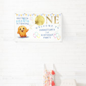 Onze kleine koekje draaien een leuke 1e verjaardag spandoek (Insitu)