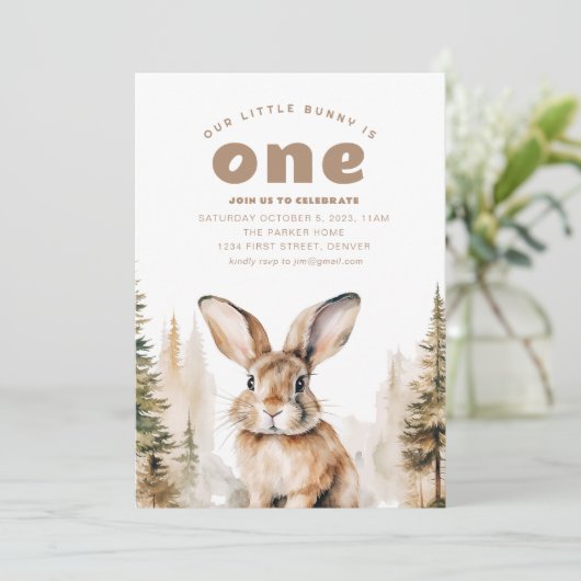 Onze kleine konijn is een 1e verjaardag uitnodigen kaart (Staand voorkant)