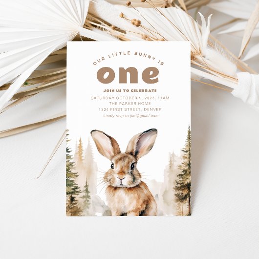 Onze kleine konijn is een 1e verjaardag uitnodigen kaart