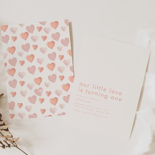 Onze kleine liefde is het draaien van een verjaard kaart