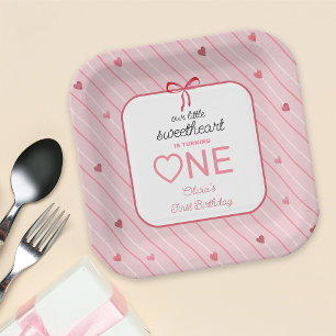 Onze Kleine Liefje Is Één Hartjes Boog Verjaardag Papieren Bordje