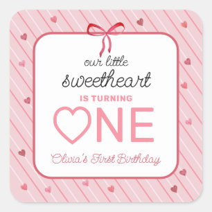 Onze Kleine Liefje Is Één Hartjes Boog Verjaardag Vierkante Sticker