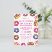 Onze kleine liefje Schattigee donuts roze offerte  Uitnodiging Briefkaart (Staand voorkant)