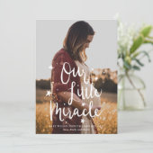 Onze kleine mirakeltypografie Foto Zwangerschap Aankondiging (Staand voorkant)