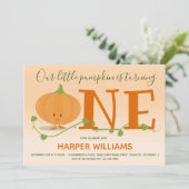 Onze kleine pompoen draaien een eerste verjaardag kaart (Staand voorkant)