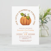 Onze kleine pompoen draaien een eerste verjaardag kaart (Staand voorkant)