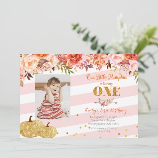 Onze kleine pompoen draait één uitnodiging om (Staand voorkant)