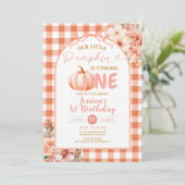 Onze kleine pompoen draait een verjaardagsfeestje kaart (Staand voorkant)