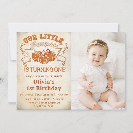 Onze kleine pompoen draait een verjaardagsfoto kaart (Voorkant)