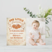 Onze kleine pompoen draait een verjaardagsfoto kaart (Staand voorkant)