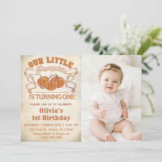 Onze kleine pompoen draait een verjaardagsfoto kaart (Staand voorkant)