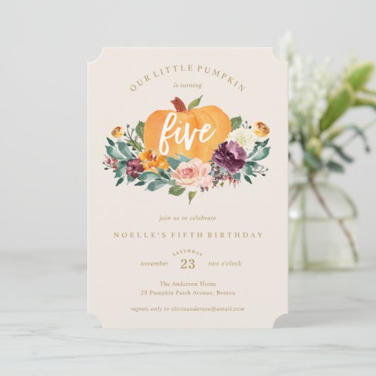 Onze kleine pompoen vijfde verjaardag uitnodiging (Staand voorkant)