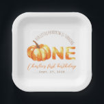 Onze kleine pompoen Waterverf eerste verjaardag Papieren Bordje<br><div class="desc">Voor een herfst eerste verjaardag met pompoenthema heeft het woord ONE een waterverf pompoen in plaats van O en de andere letters zijn ook geschilderd in oranje en gele waterverf, zoals de pompoen. Bovenaan staat de boodschap "Ons pompoen draait om" in de vorm van geordende tekst, in bruine handletters (alle...</div>
