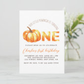 Onze kleine pompoen wordt een eerste verjaardag kaart (Staand voorkant)