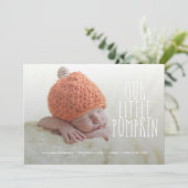 Onze kleine pompoen zachte witte geboorte aankondi aankondiging (Staand voorkant)