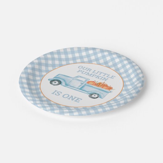 Onze kleine pompoenlichtblauwe vrachtwagen op de e papieren bordje (Gekanteld)