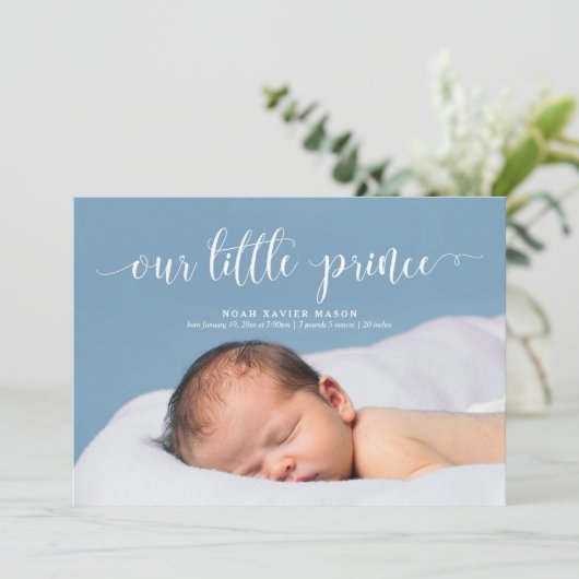 Onze Kleine Prins White Script Geboorteaankondigin Aankondiging (Staand voorkant)