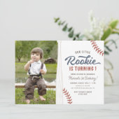 Onze kleine Rookie Baseball 1e Verjaardag Foto Kaart (Staand voorkant)