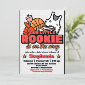 Onze kleine rookie is op komst uitnodiging (Staand voorkant)