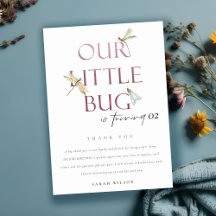 Onze kleine roze dragonvlieg elke dag van de leeft