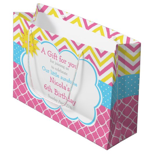 Onze kleine Sunshine Pink and Yellow Birthday Part Groot Cadeauzakje (Voorkant Gekanteld)