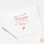 Onze kleine Valentijn is onderweg, Zwangere Gift Vierkante Sticker (Envelop)