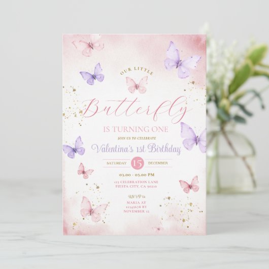 Onze Kleine Vlinder Draait Een Roze En Paarse Kaart (Staand voorkant)