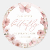 Onze kleine vlinder roze meisjes verjaardag ronde sticker (Voorkant)