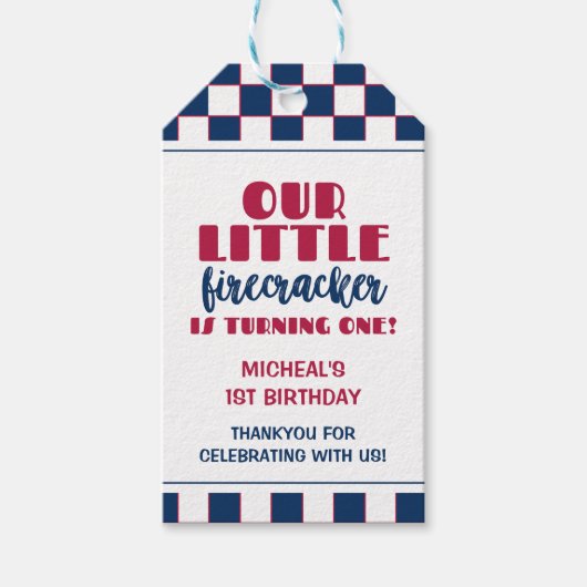 Onze kleine voetzoeker is één verjaardag aan het w cadeaulabel (Voorkant)