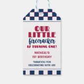 Onze kleine voetzoeker is één verjaardag aan het w cadeaulabel (Achterkant)