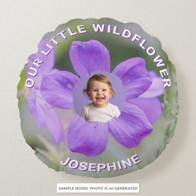 Onze Kleine Wilde Bloem Sering Geranium Aangepaste Rond Kussen (Creator heeft geüpload)