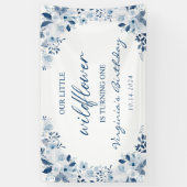 Onze kleine Wildflower Baby Meisje 1e Verjaardagsf Spandoek (Verticaal)