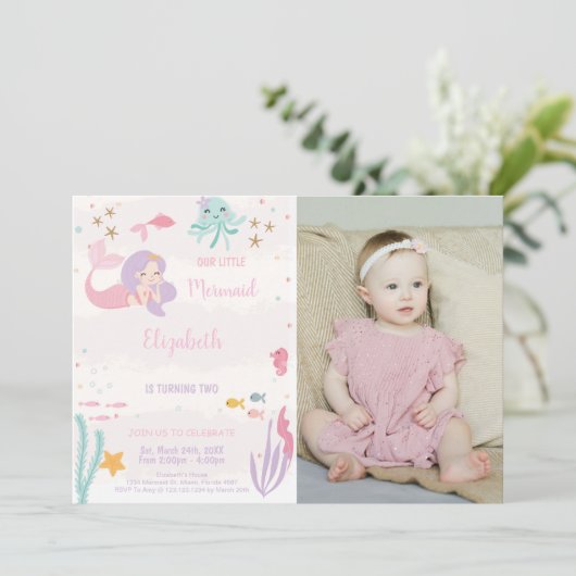 Onze kleine zeemeermin verjaardagsuitnodiging met kaart (Staand voorkant)