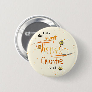 Onze Kleine Zoete Honing Komt Er Aan Tante-in-spe Ronde Button 5,7 Cm