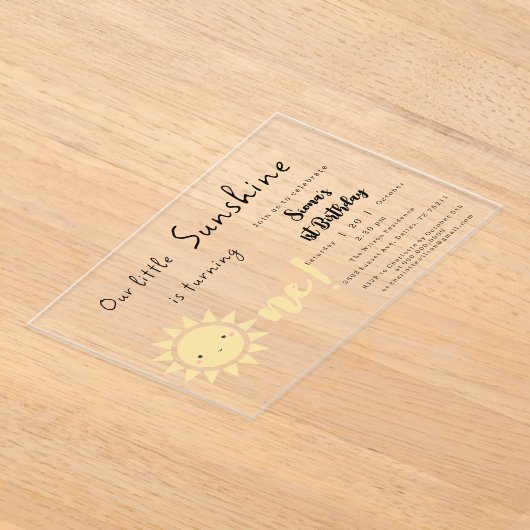 Onze kleine zonneschijn wordt een schattige verjaa acryl uitnodigingen (Laagn)