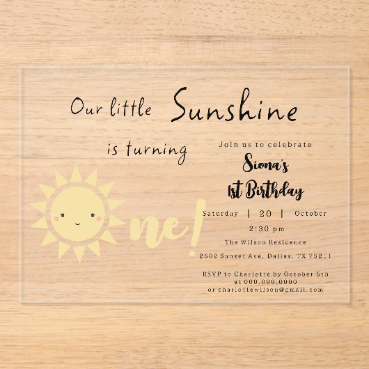 Onze kleine zonneschijn wordt een schattige verjaa acryl uitnodigingen (Voorkant)