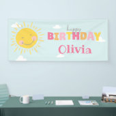 Onze kleine zonnige roze gelukkige verjaardag elke spandoek (Beurs)