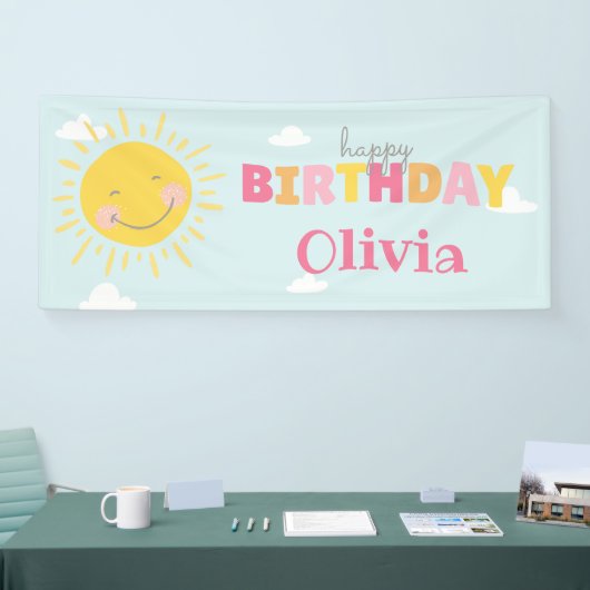 Onze kleine zonnige roze gelukkige verjaardag elke spandoek (Beurs)