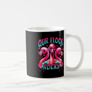 Onze kudde zet flamingo's op elkaar afgestemd op f koffiemok